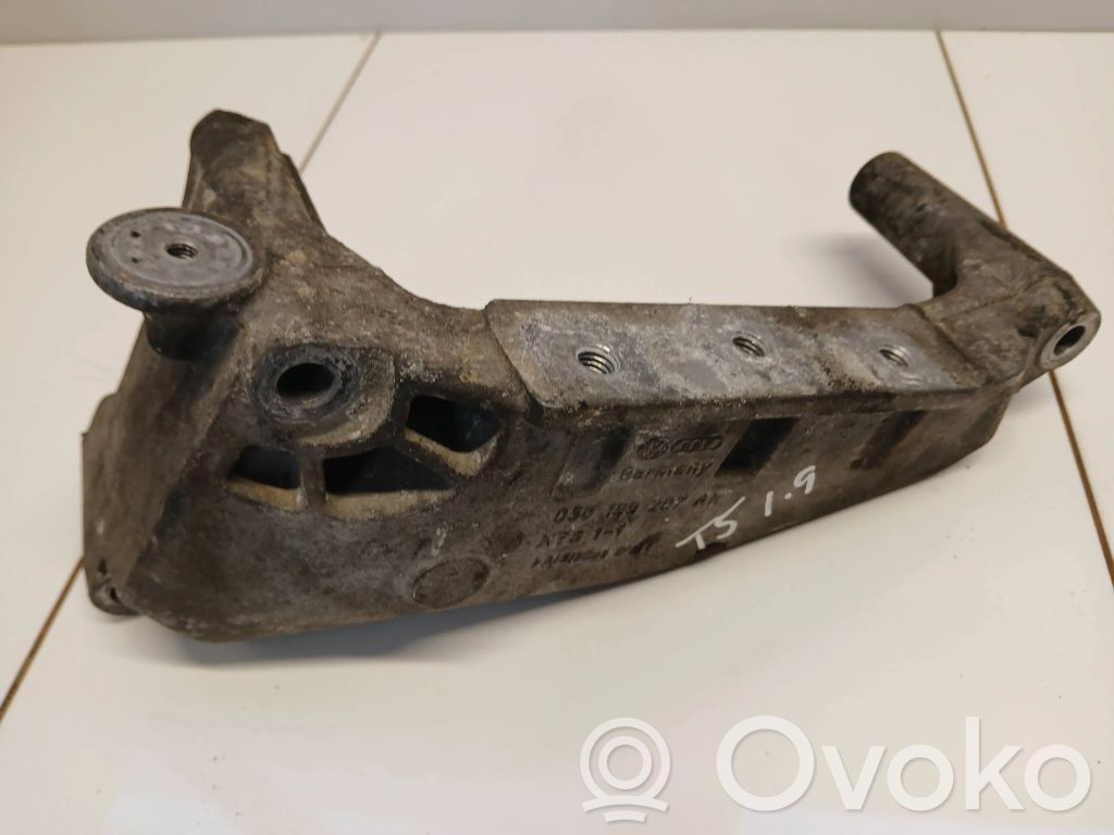 Volkswagen Transporter - Caravelle T5 Moottorin kiinnikekorvake (käytetyt) 