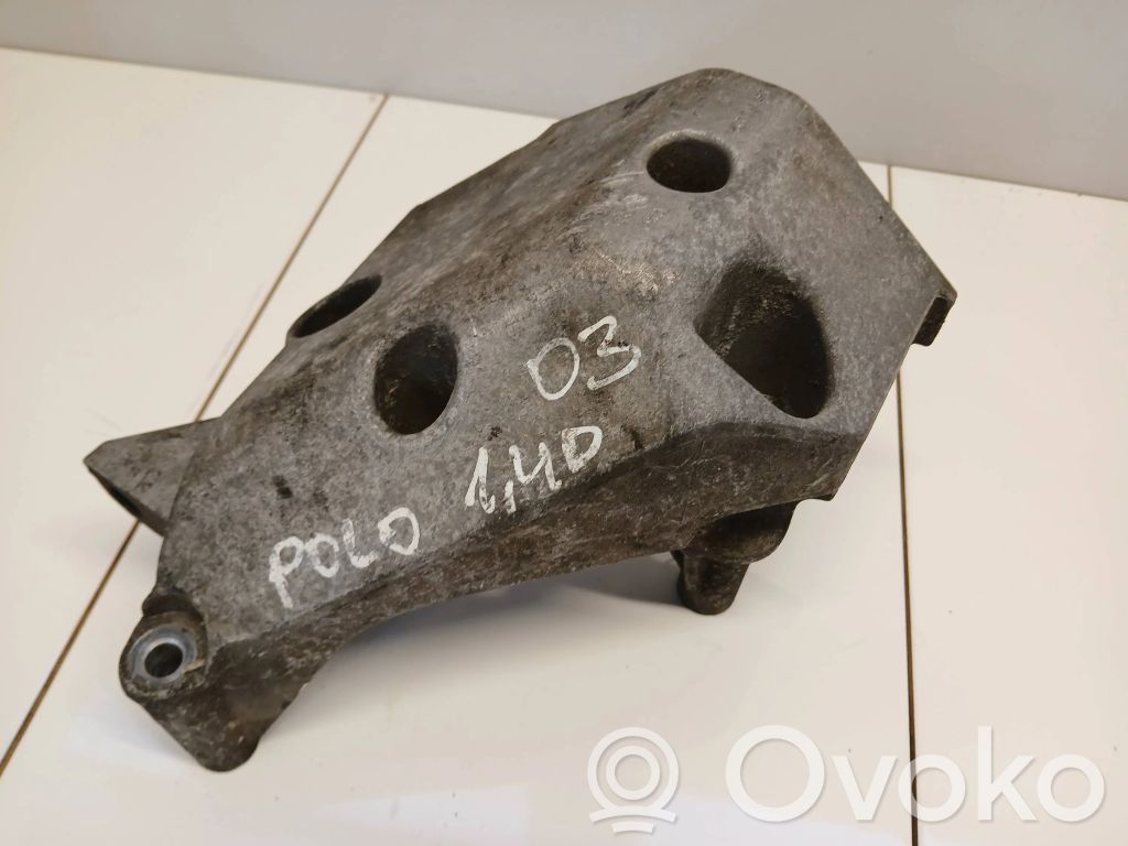 Volkswagen Polo Engine mounting bracket 