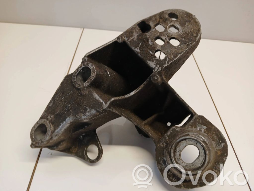 Volkswagen PASSAT B5 Engine mounting bracket 