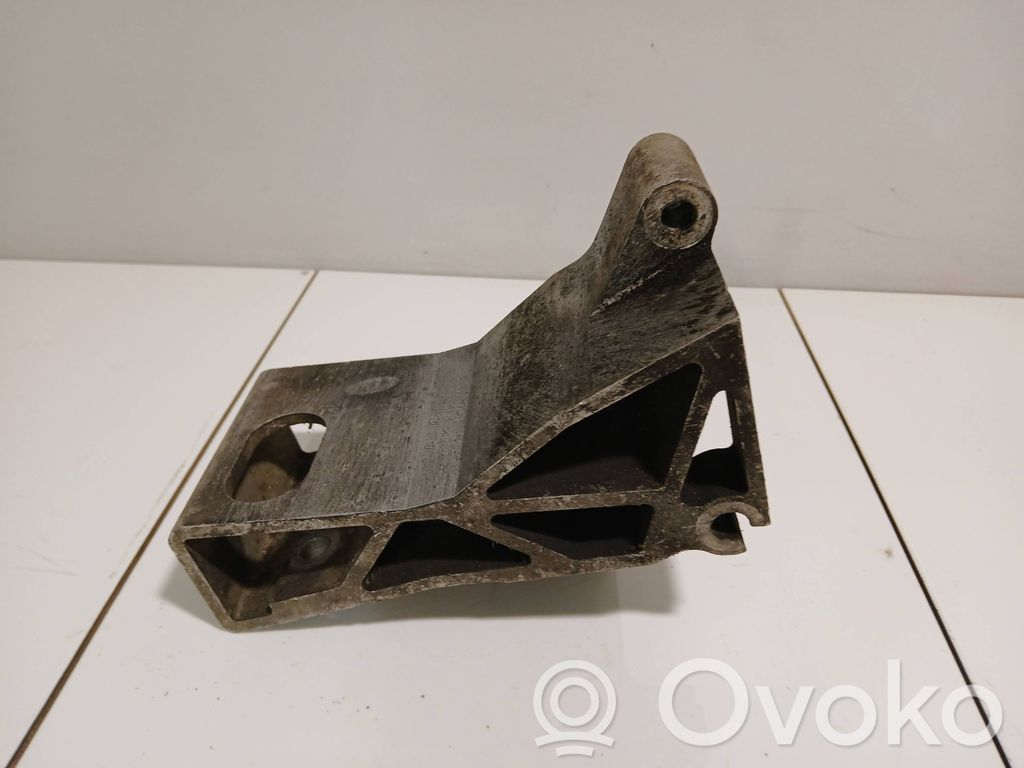 Volvo XC90 Engine mounting bracket 