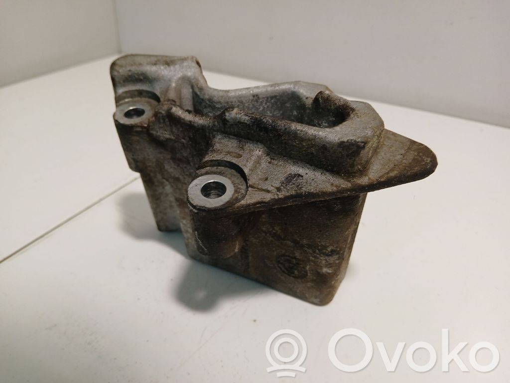 Land Rover Range Rover L322 Engine mounting bracket 