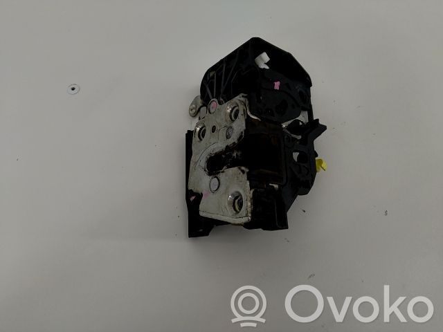 Dacia Sandero Zamek drzwi przednich 