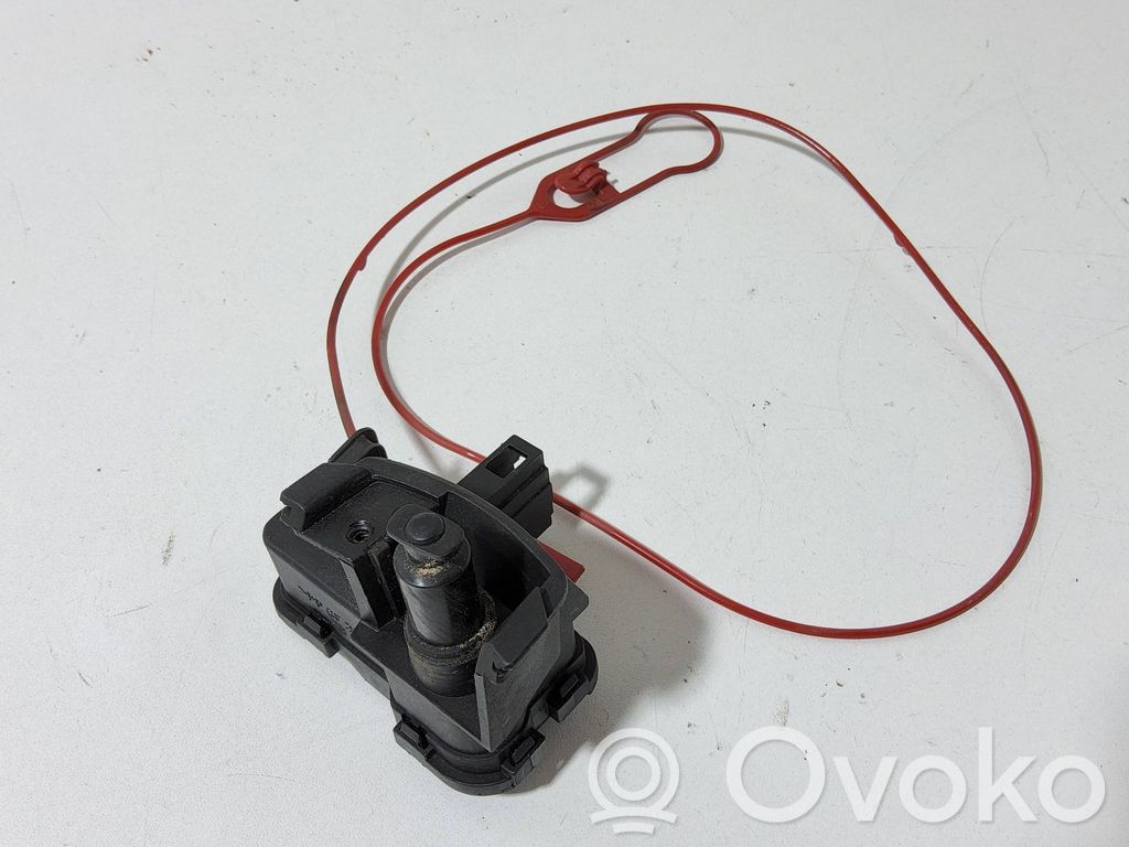 Audi A5 8T 8F Degvielas tvertnes elektriskā slēdzene 