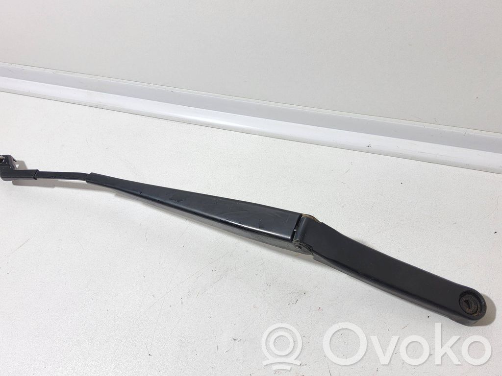 Volkswagen PASSAT B6 Front wiper blade arm 