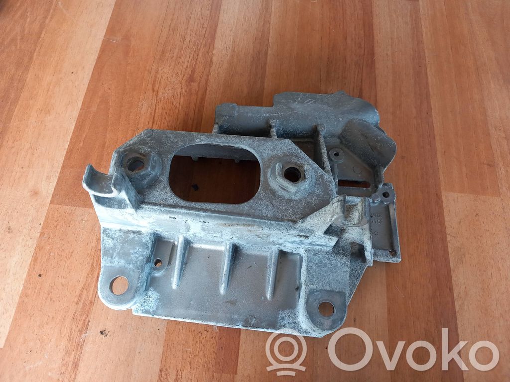 Renault Clio III Engine mounting bracket 