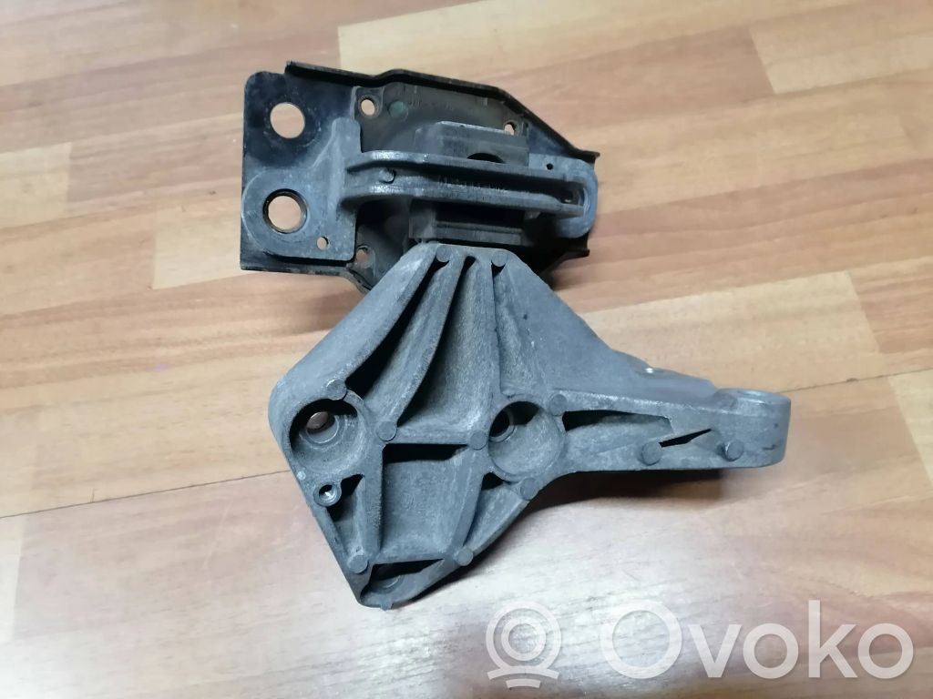 Nissan Qashqai Engine mount bracket 
