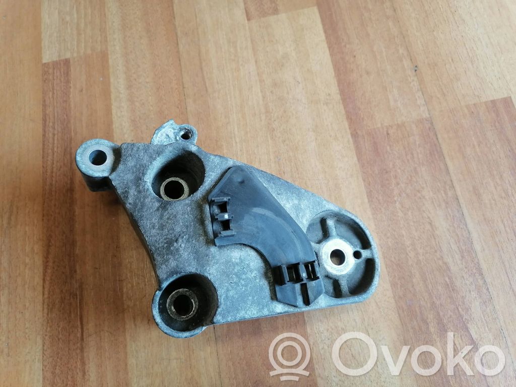 Renault Espace IV Engine mounting bracket 