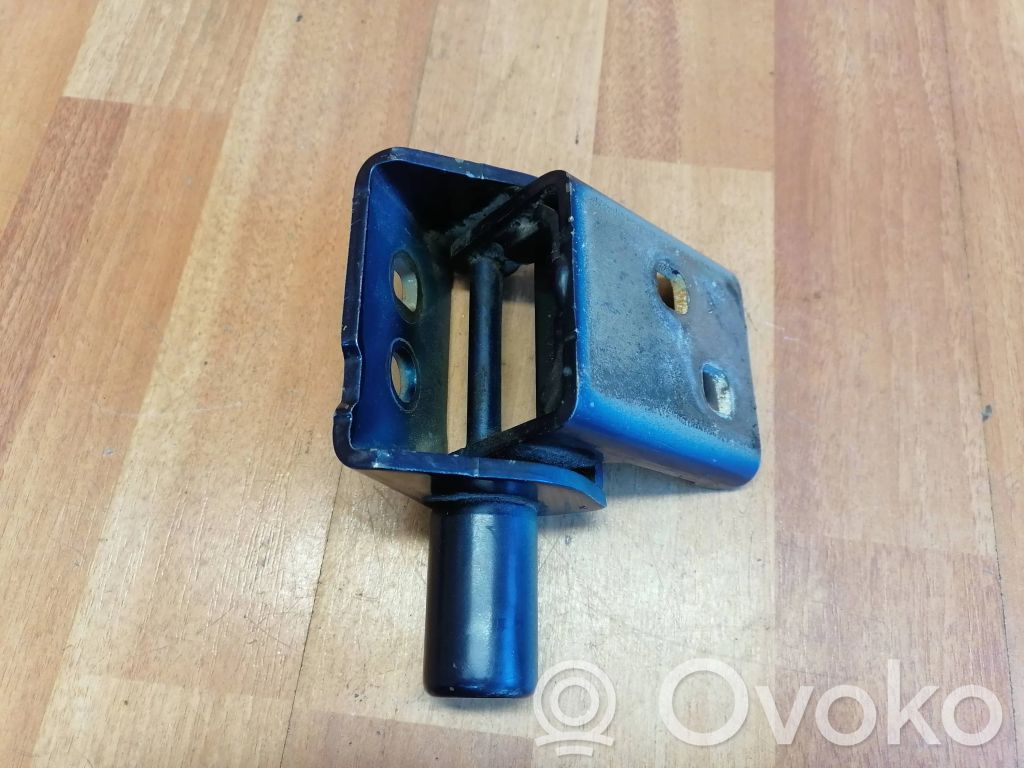 Renault Modus Front door lower hinge 