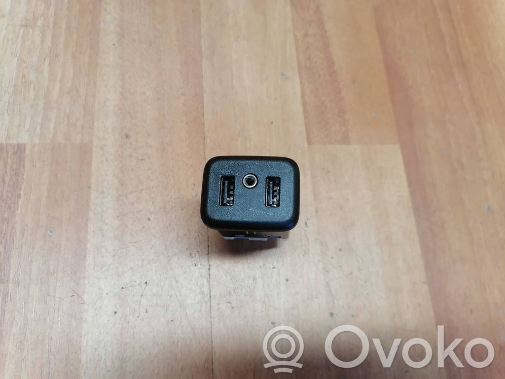 Opel Insignia B USB socket connector 