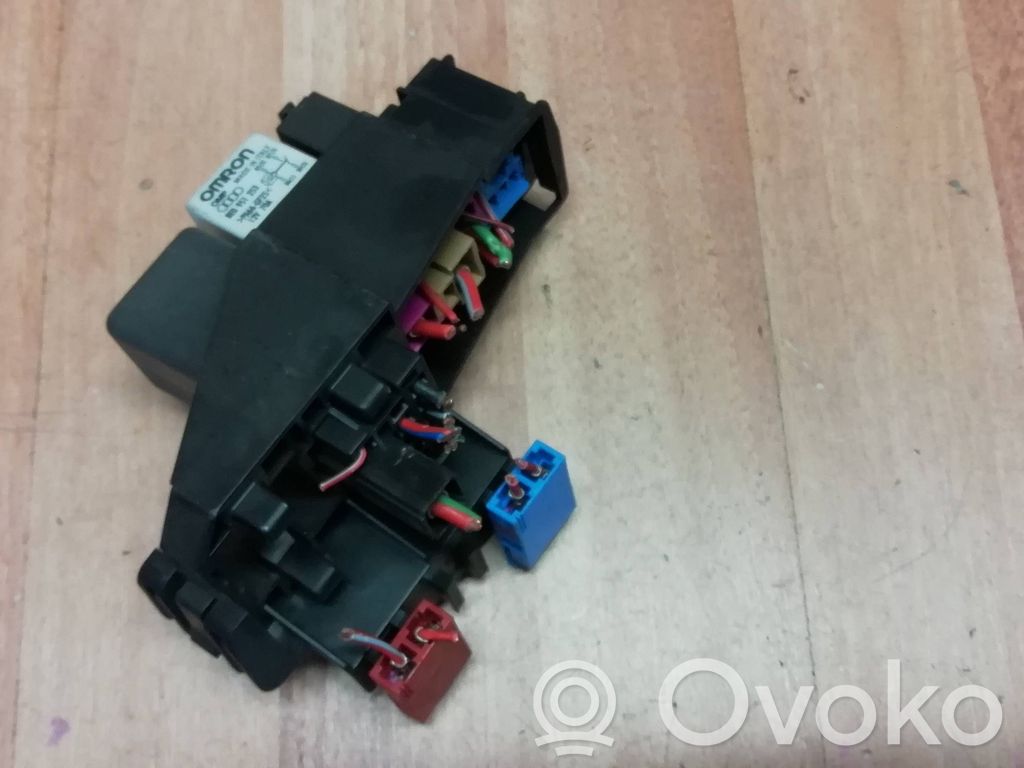 Audi A4 S4 B7 8E 8H Fuse module 