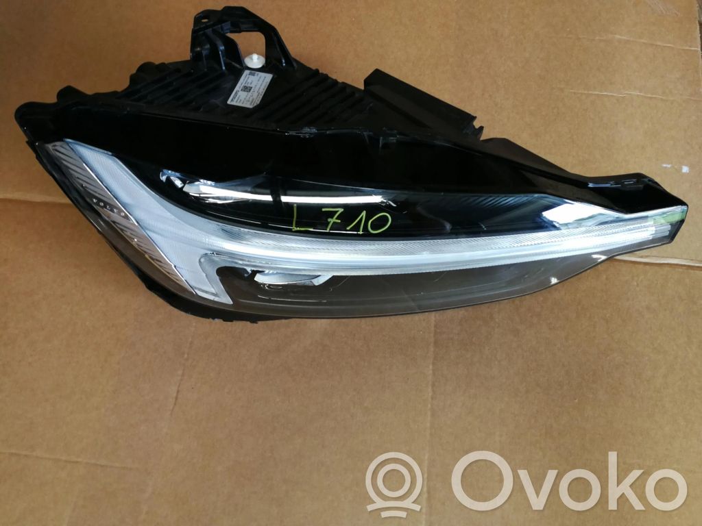 Volvo XC60 Lampa przednia 