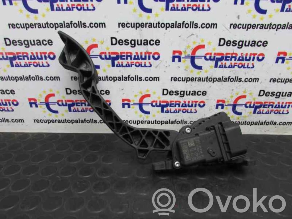 Accelerator throttle pedal