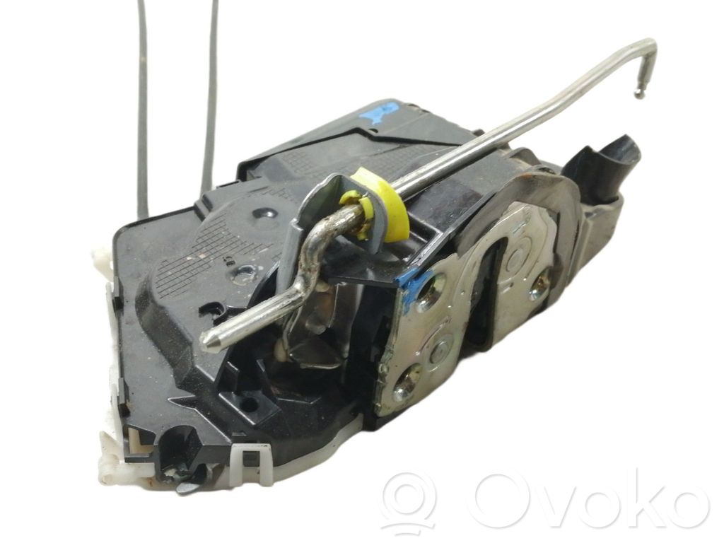 Toyota Yaris Priekšpusē slēdzene 