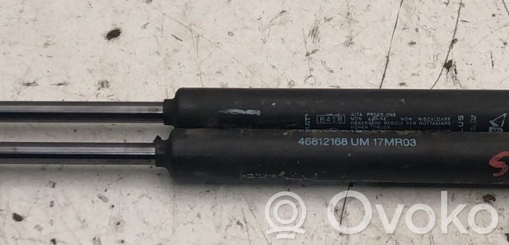 Fiat Stilo Takaluukun tuen kaasujousi