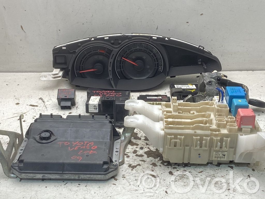 Toyota Verso Komputer / Sterownik ECU i komplet kluczy 