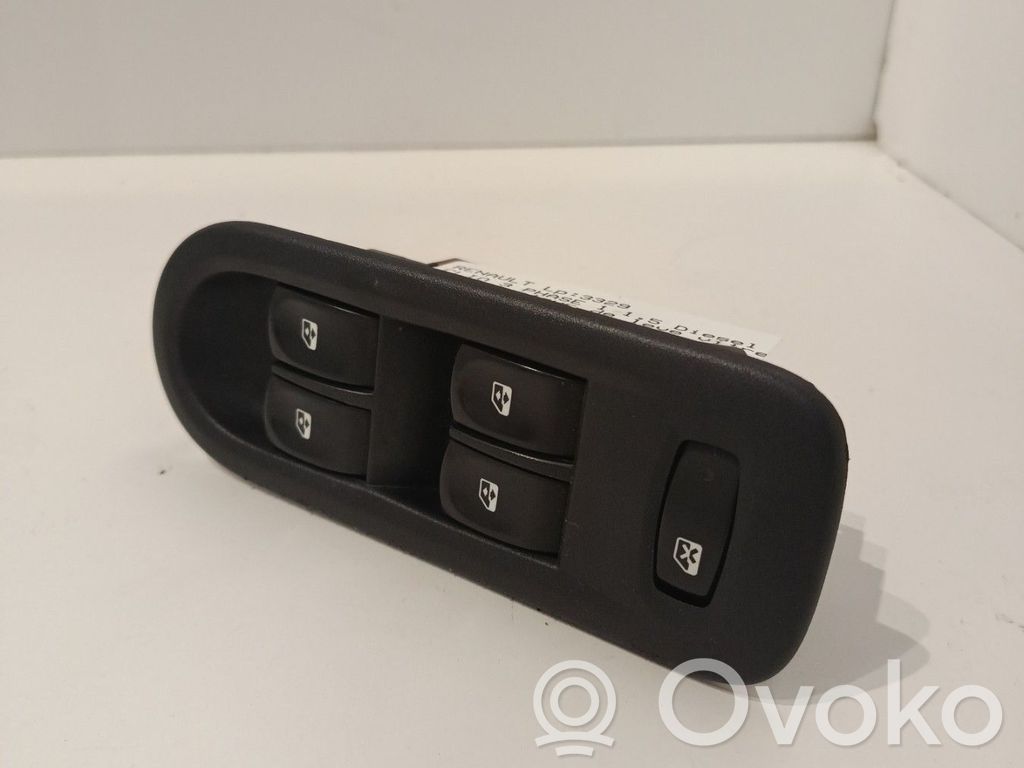 Electric window control switch   8200214945