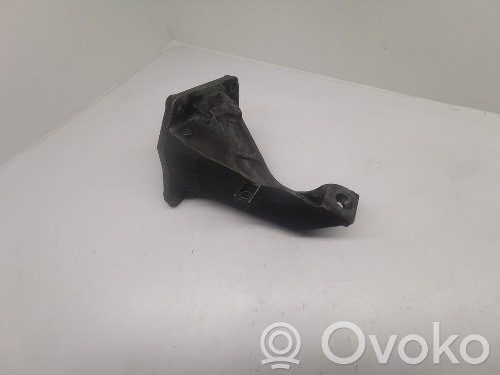 Engine mounting bracket