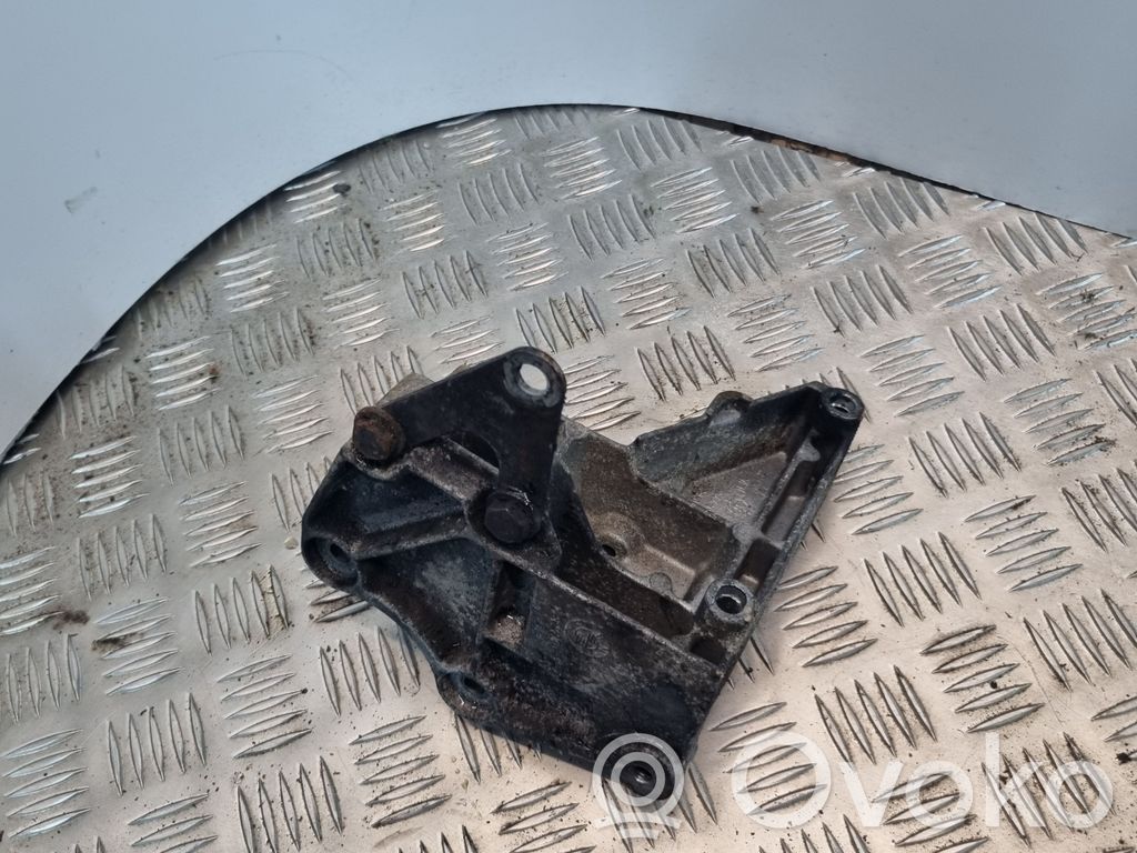 Engine mounting bracket   2245775