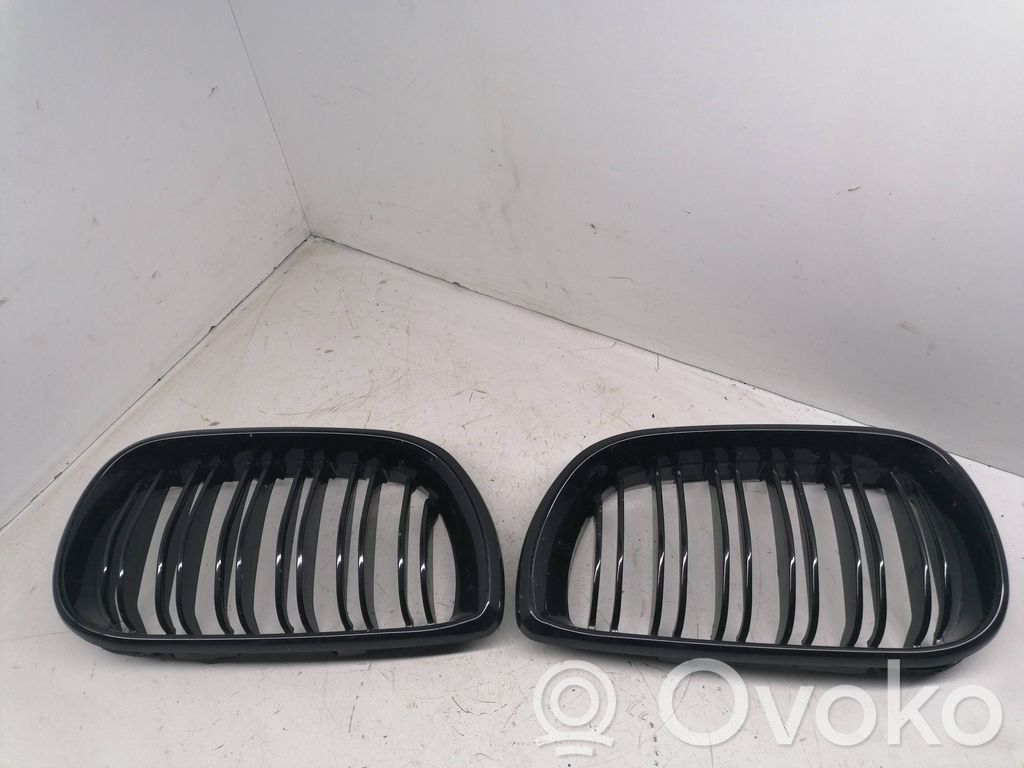 Front bumper upper radiator grill