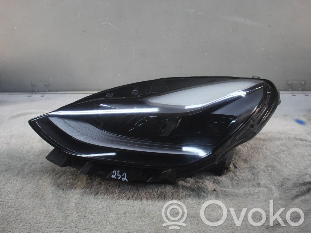 Tesla Model 3 Far 