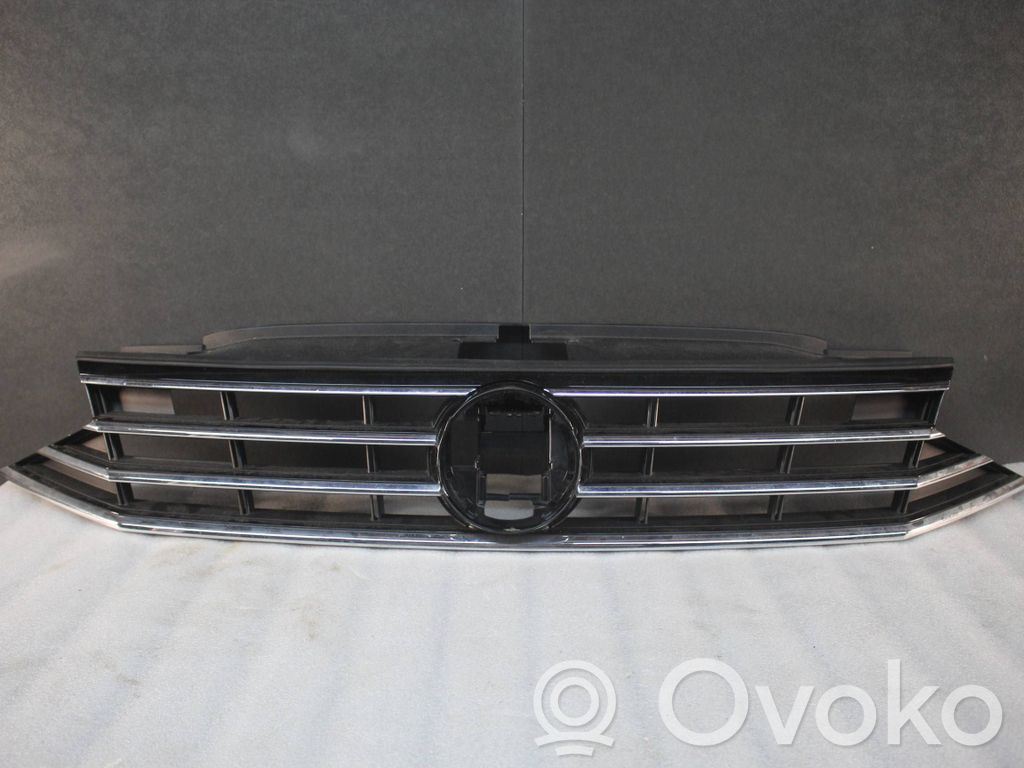Volkswagen PASSAT B8 Etupuskurin ylempi jäähdytinsäleikkö 