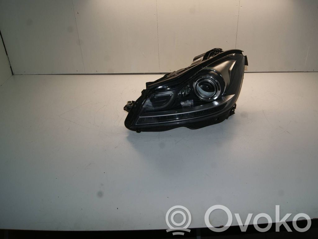 Mercedes-Benz C W204 Lampa przednia 