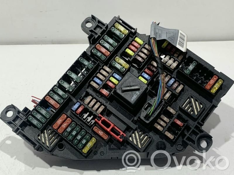 BMW 7 F01 F02 F03 F04 Ramka / Moduł bezpieczników 