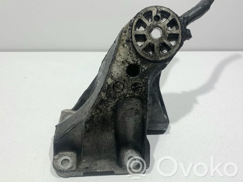 Audi Q7 4L Engine mounting bracket 