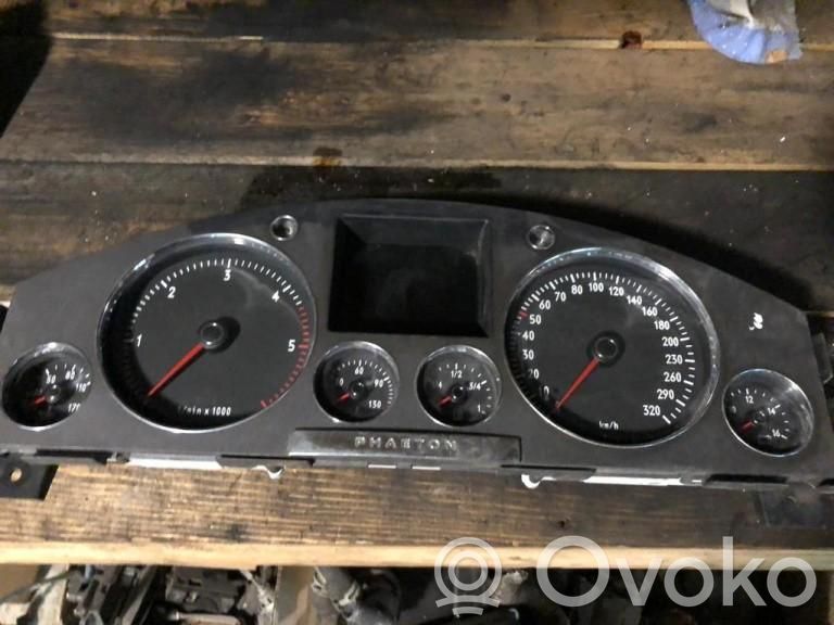 Volkswagen Phaeton Speedometer (instrument cluster) 