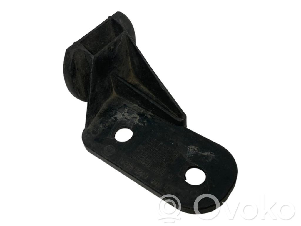 Front bumper mounting bracket   8122577