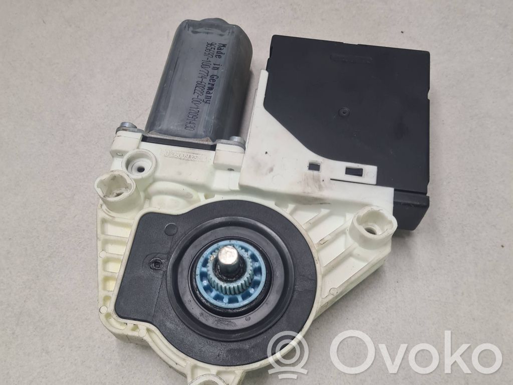 Volkswagen PASSAT CC Silnik regulatora szyby drzwi przednich 