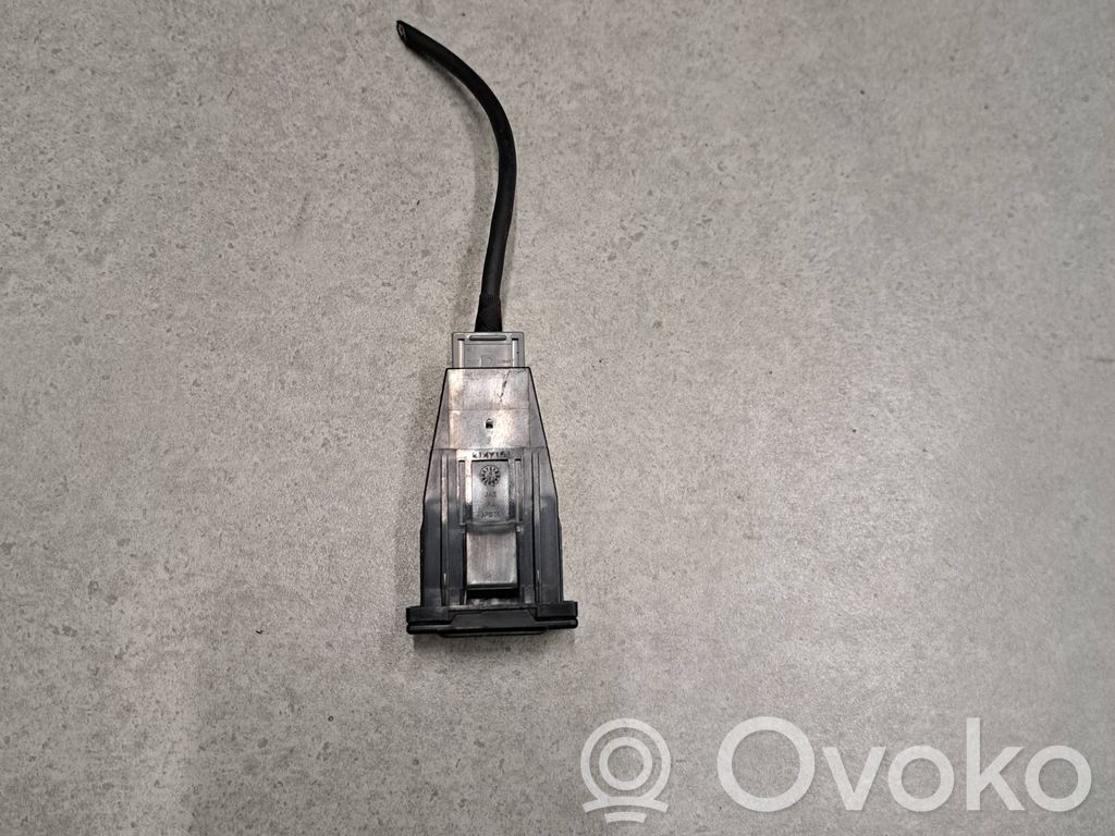Enchufe conector USB   K14Y15