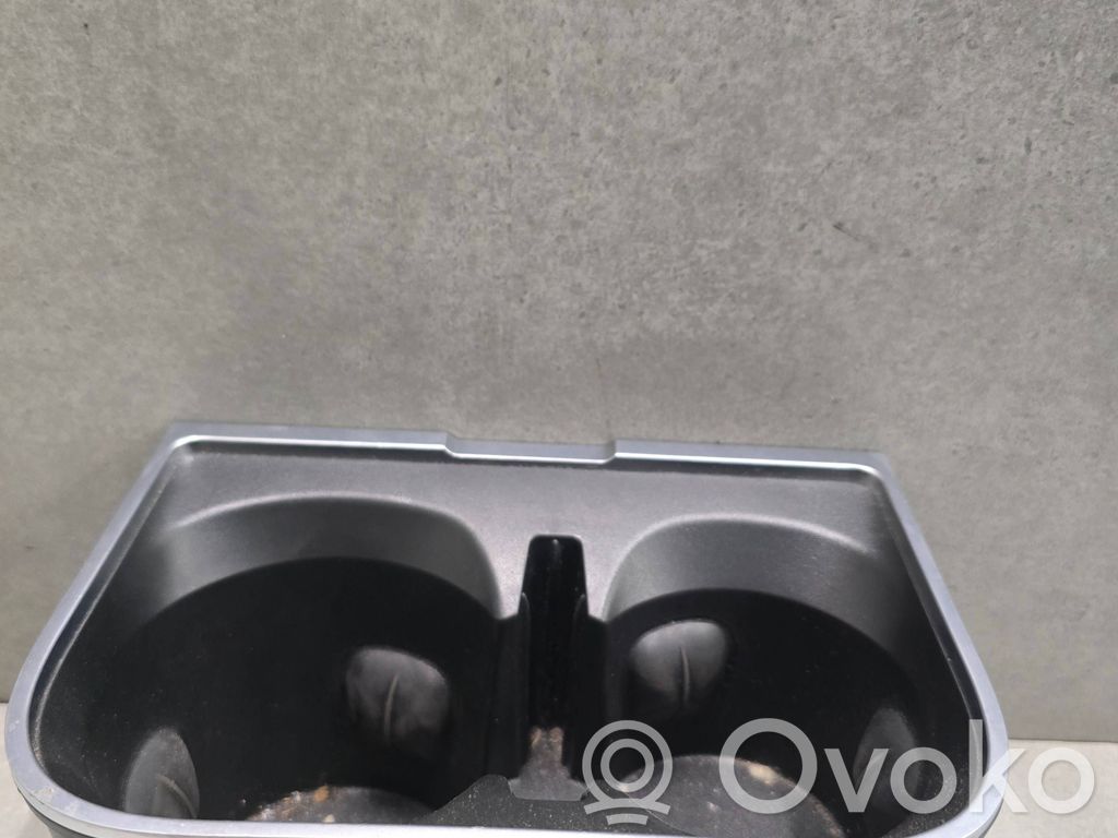Jaguar I-Pace Cup holder front 
