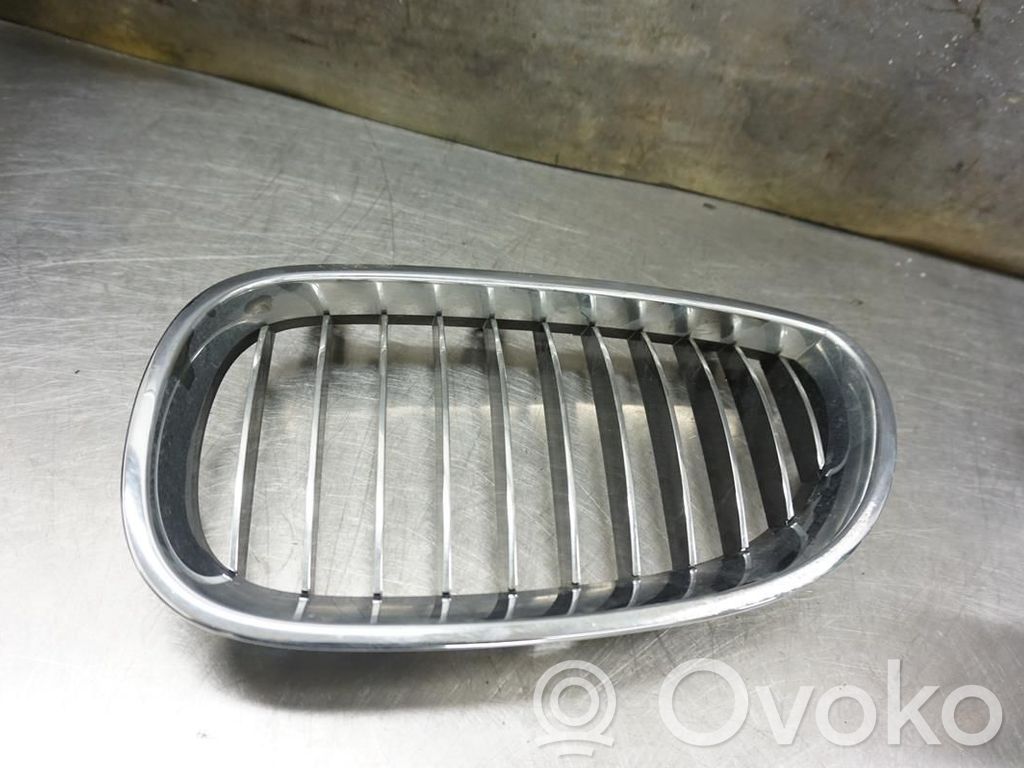 BMW 5 E60 E61 Grotelės apatinės (trijų dalių) 