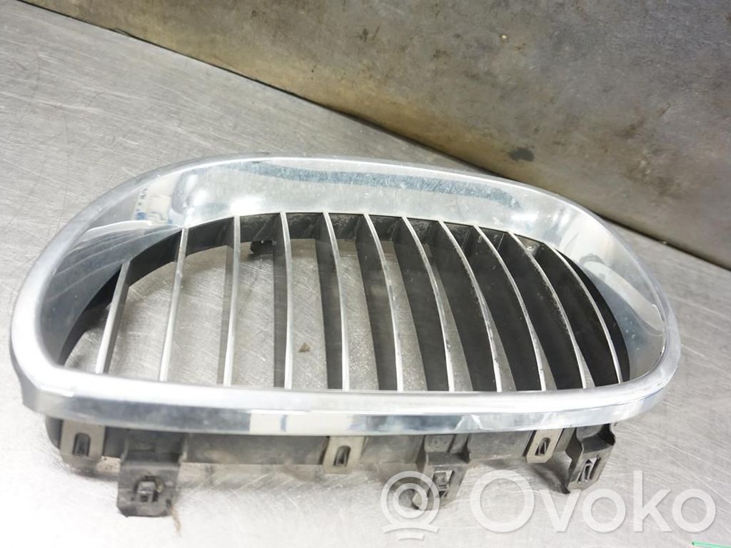 BMW 5 E60 E61 Grotelės apatinės (trijų dalių) 