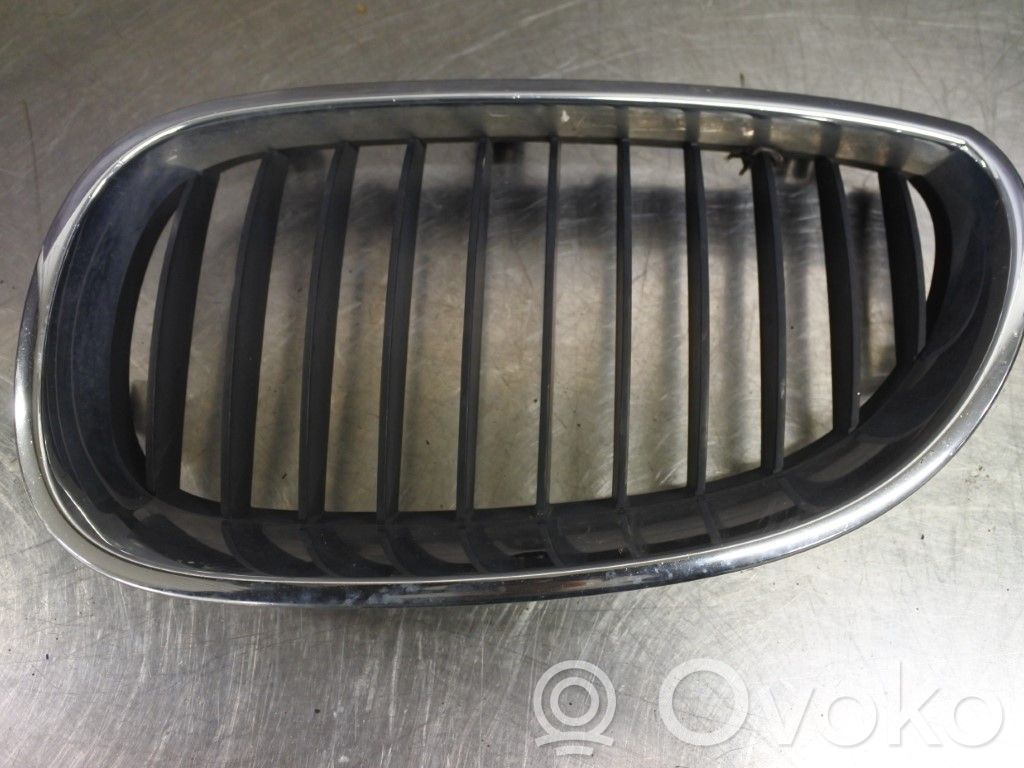 BMW 5 E60 E61 Grotelės apatinės (trijų dalių) 