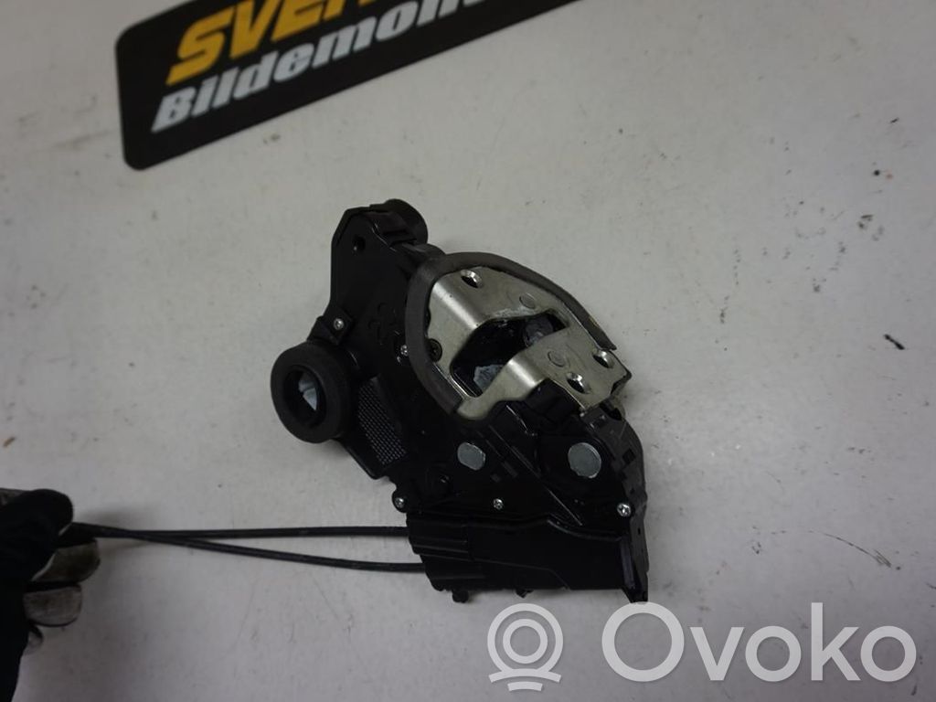 Toyota Yaris Zamek drzwi przednich 