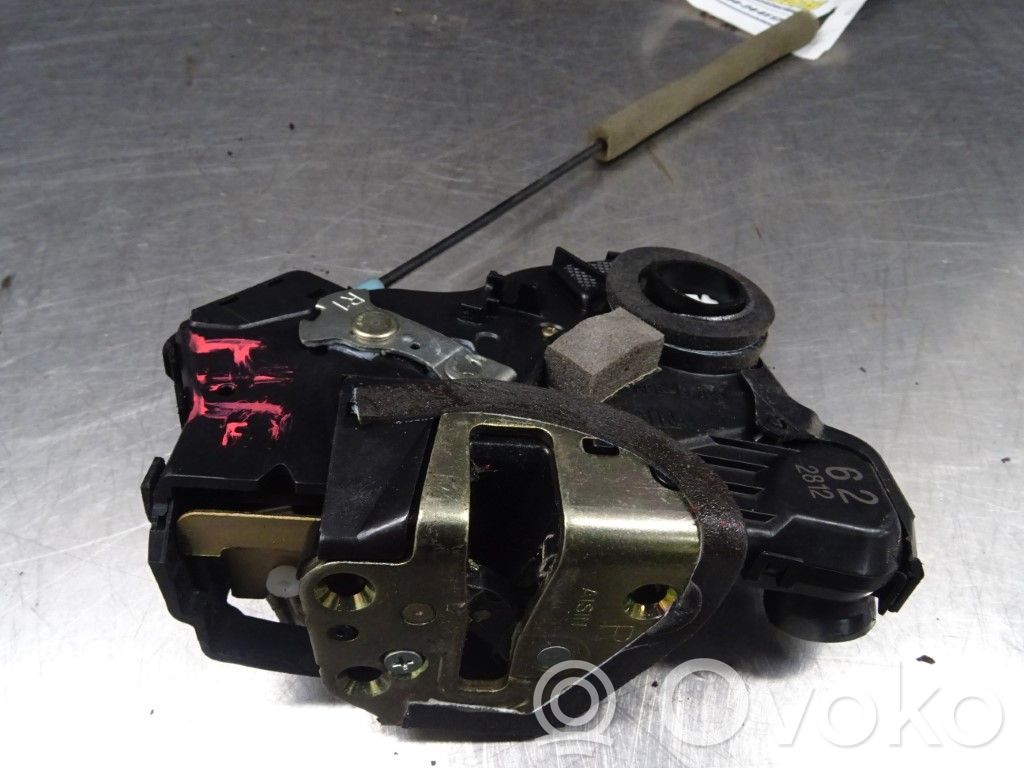 Toyota Corolla E120 E130 Priekšpusē slēdzene 