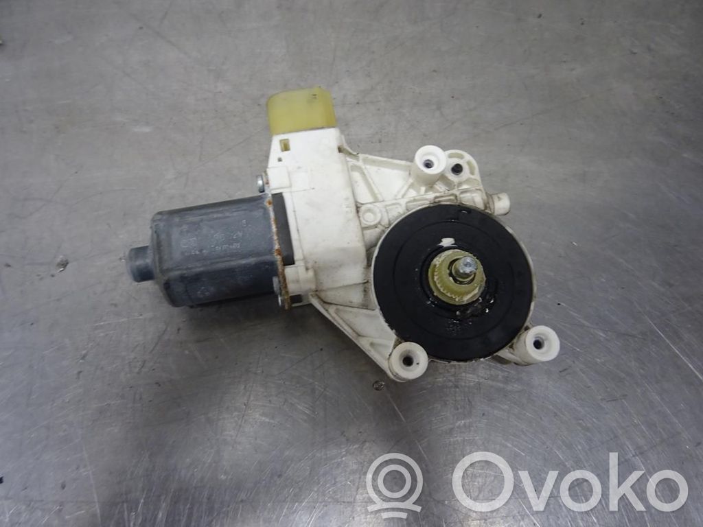 BMW 1 E81 E87 Front door window regulator motor 