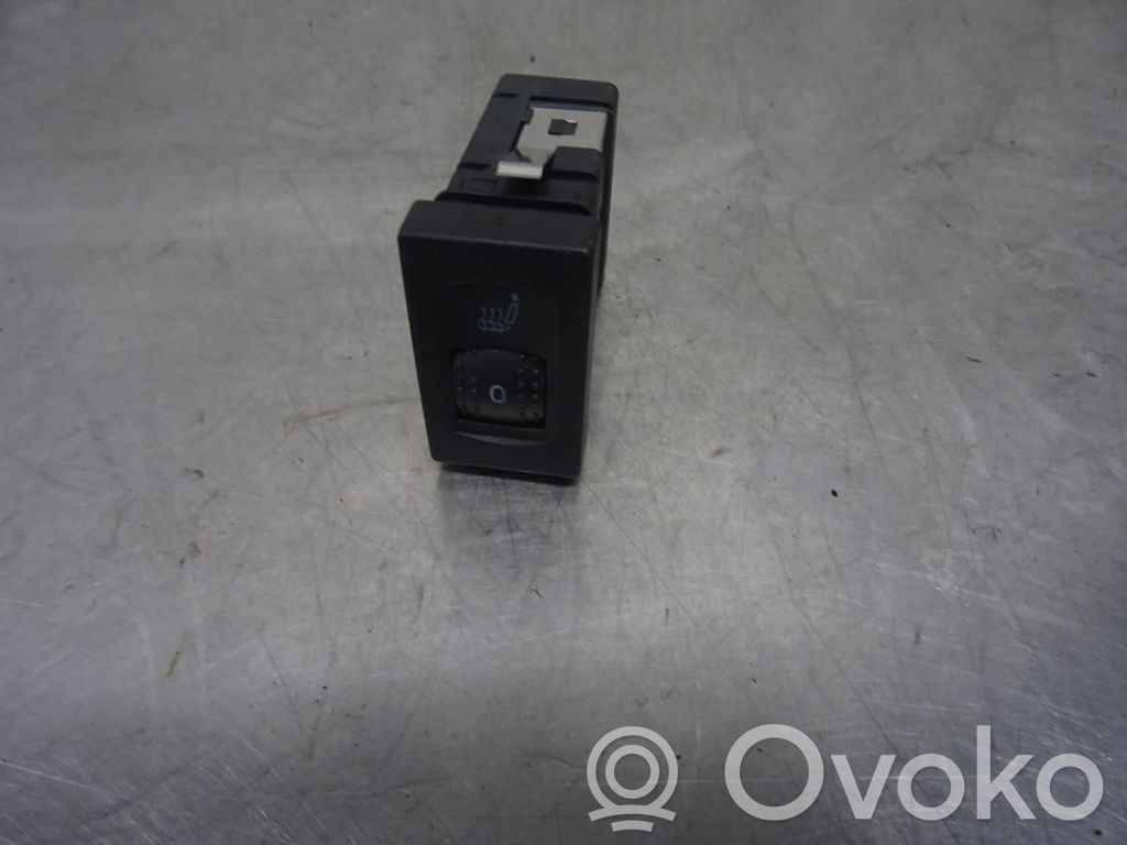 Volkswagen PASSAT B5.5 Seat heating switch 
