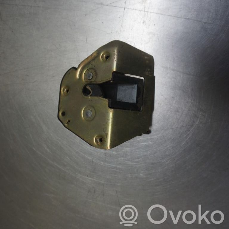 Zamek drzwi przednich   913877,140760