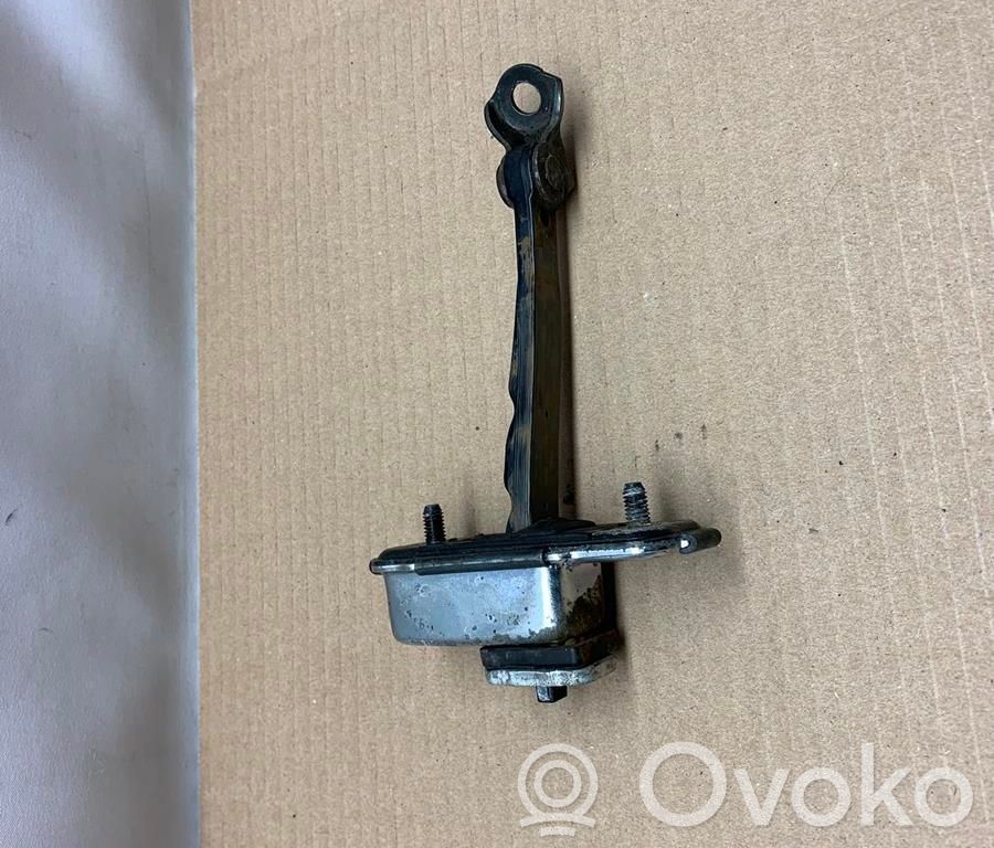 KIA Ceed Etuoven pidätin 