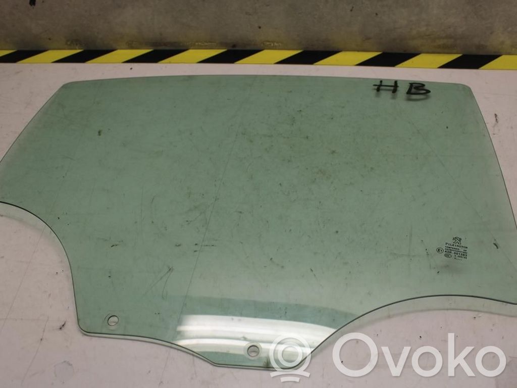 Peugeot 208 I Vetro del finestrino della portiera posteriore 