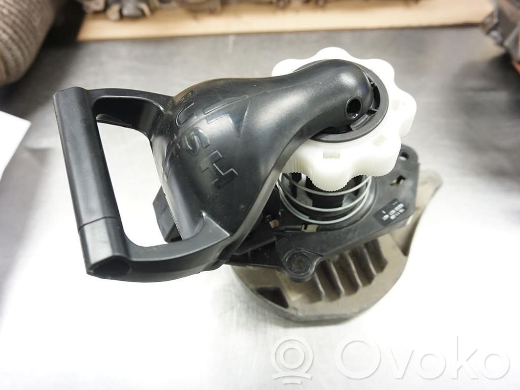 Renault Clio III Spare wheel mounting bracket 