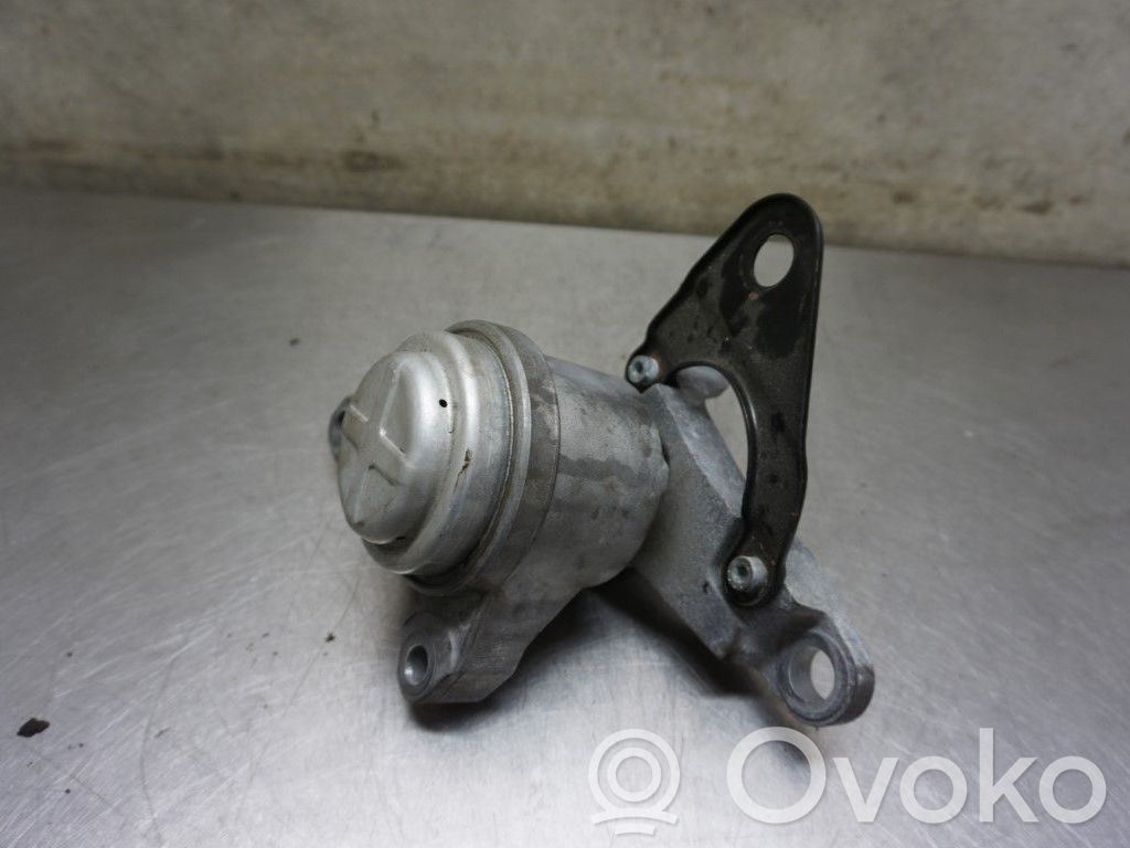 Volvo V70 Engine mounting bracket 