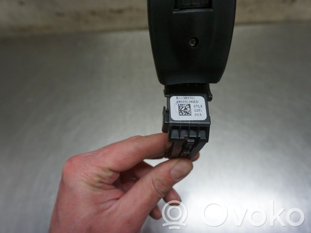 Opel Vivaro Steering wheel buttons/switches 
