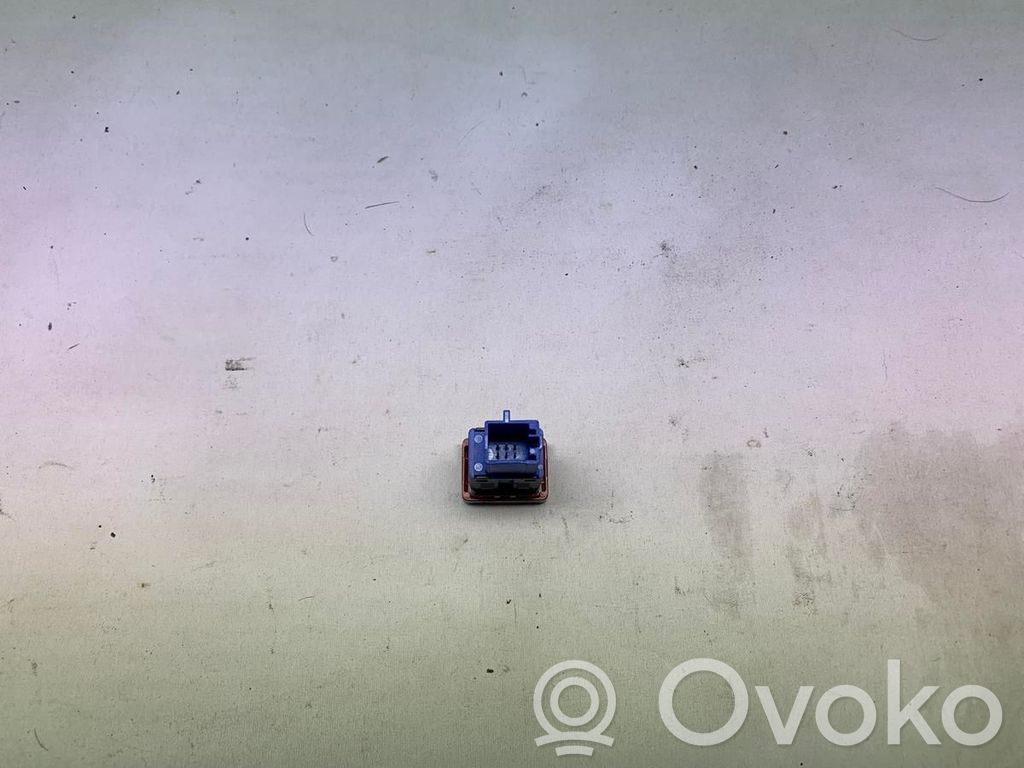 Volkswagen Polo VI Schalter Warnblinkanlage 