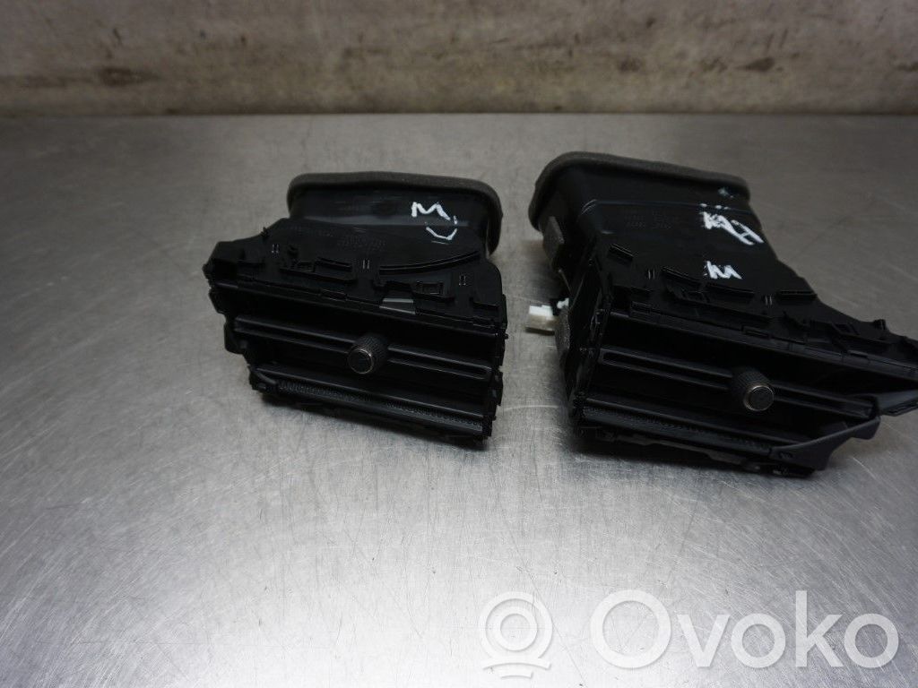 Lexus UX Rejilla de ventilación central del panel 
