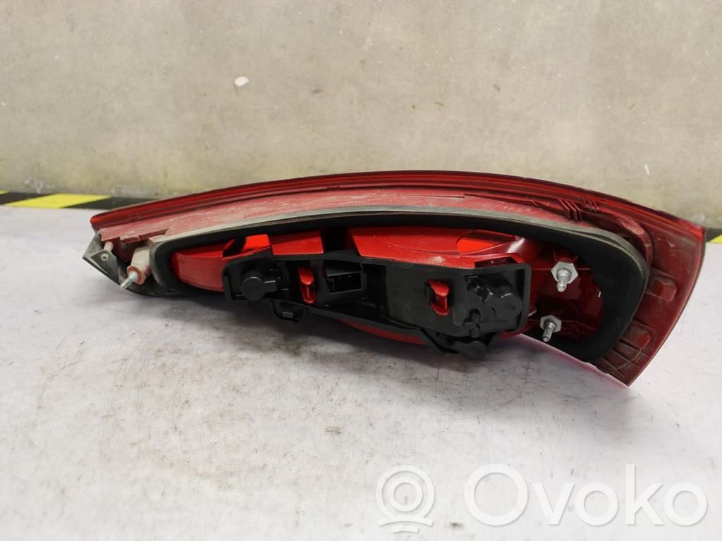 Lampa tylna   8U0945093,N049209
