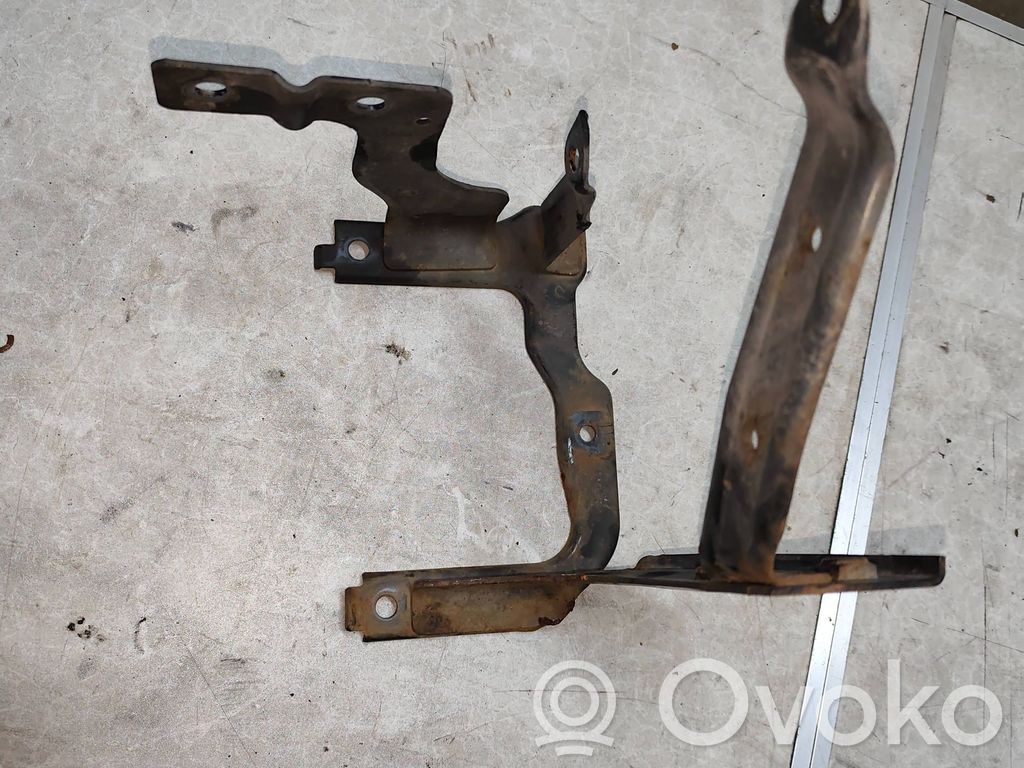 Volvo V50 Power steering pump mounting bracket 